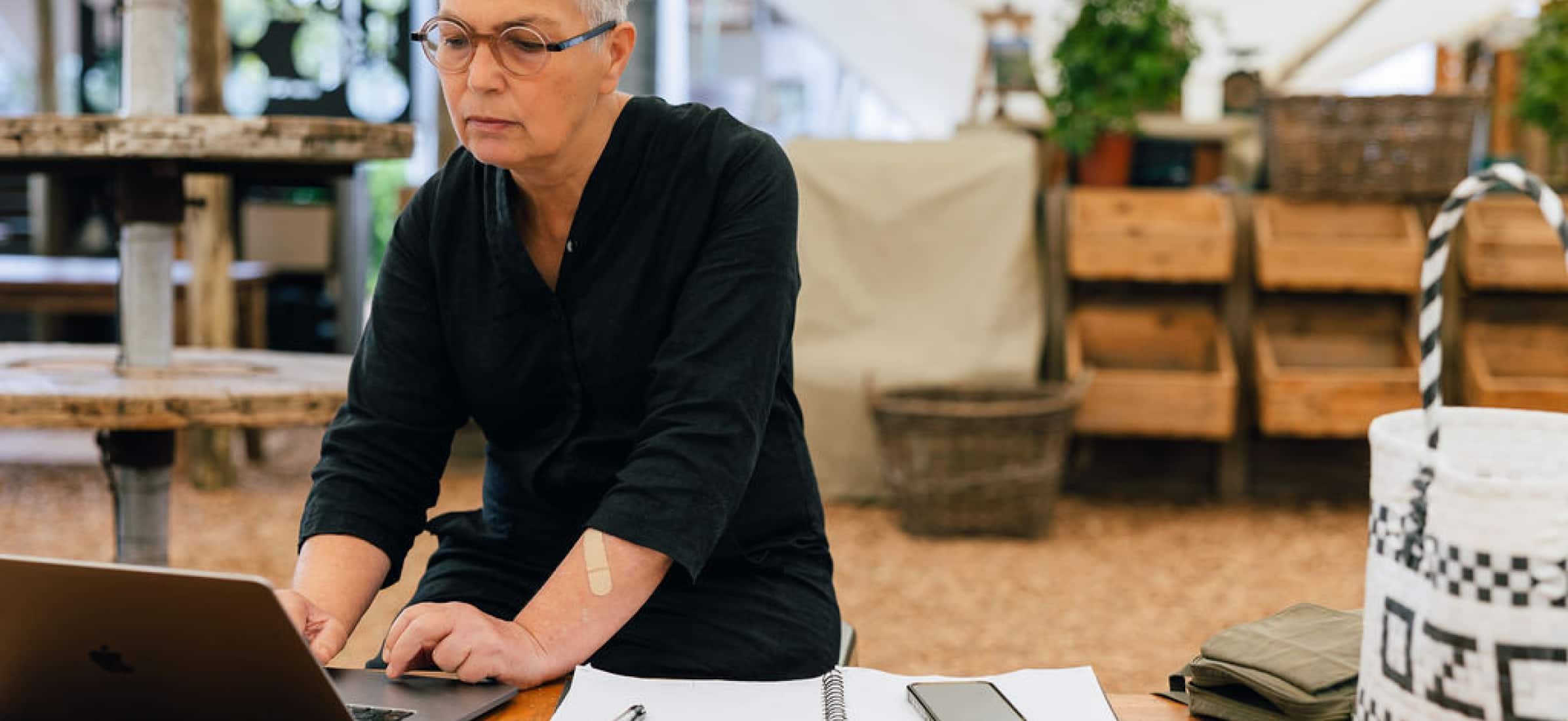 Sheryl uses her laptop to view the Xero dashboard