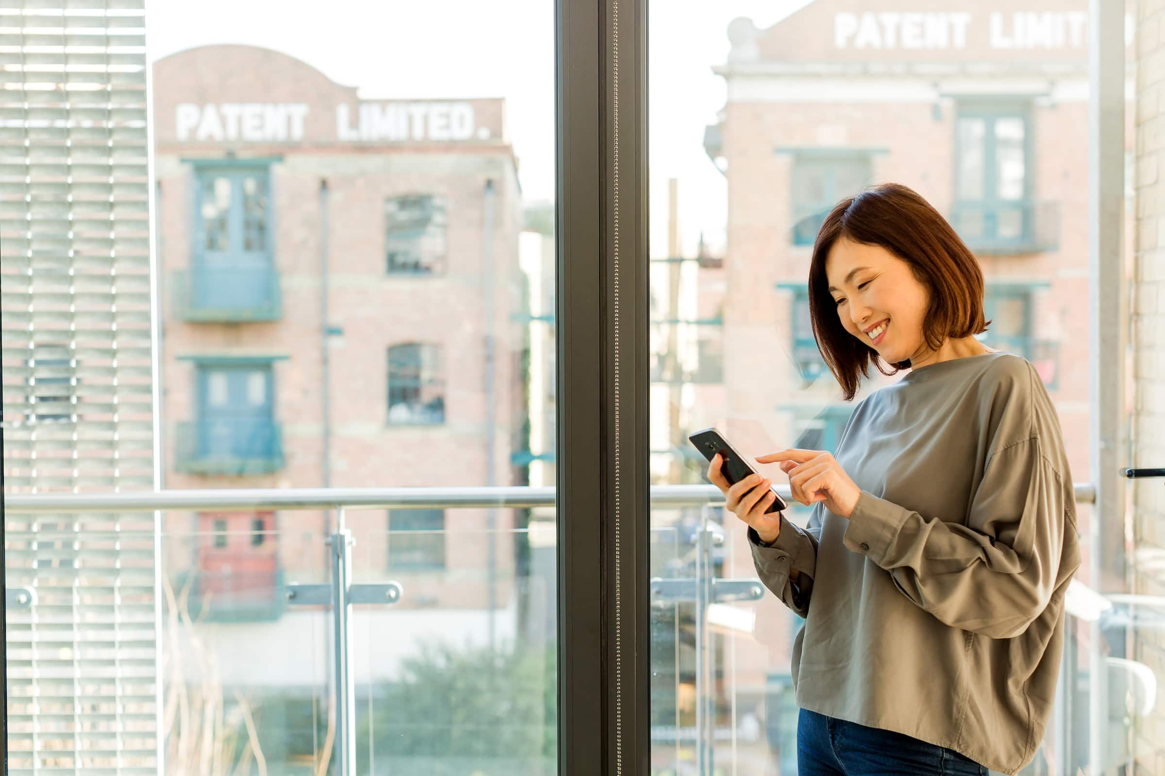 A person using a phone to access Xero's accounting software built for logistics